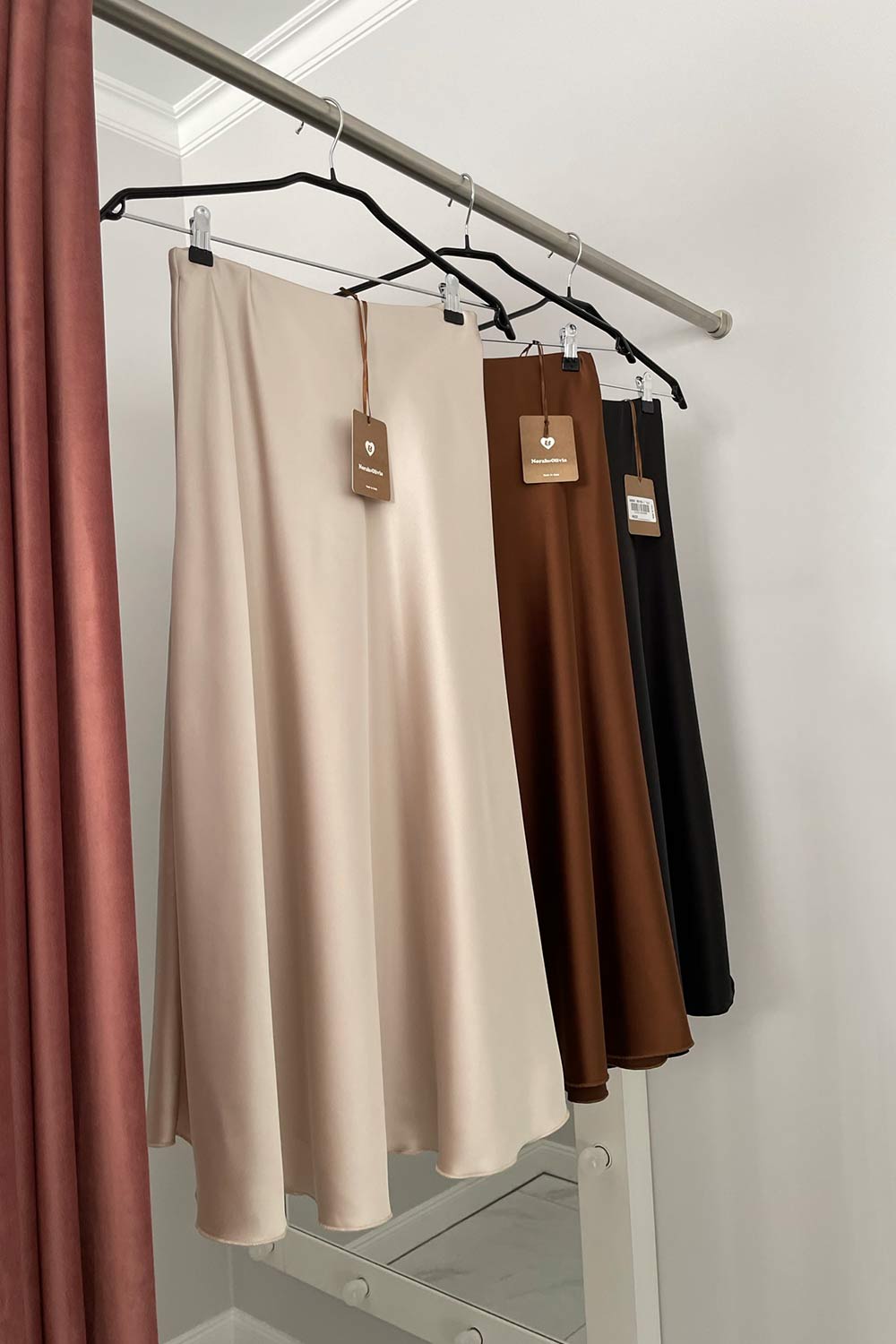 Blizgaus audinio itališki platėjantys sijonai (3 spalvos, nemažinti)