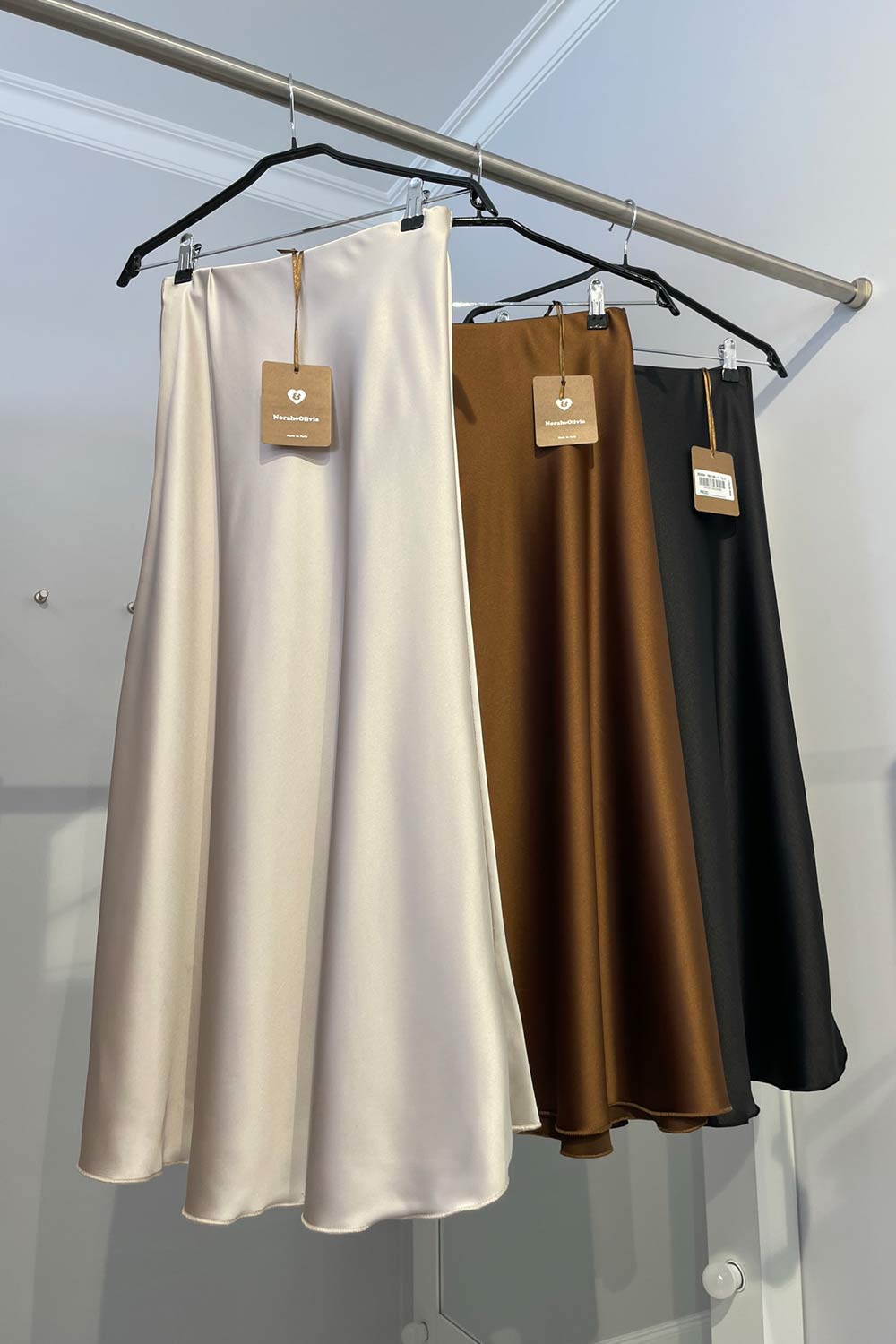 Blizgaus audinio itališki platėjantys sijonai